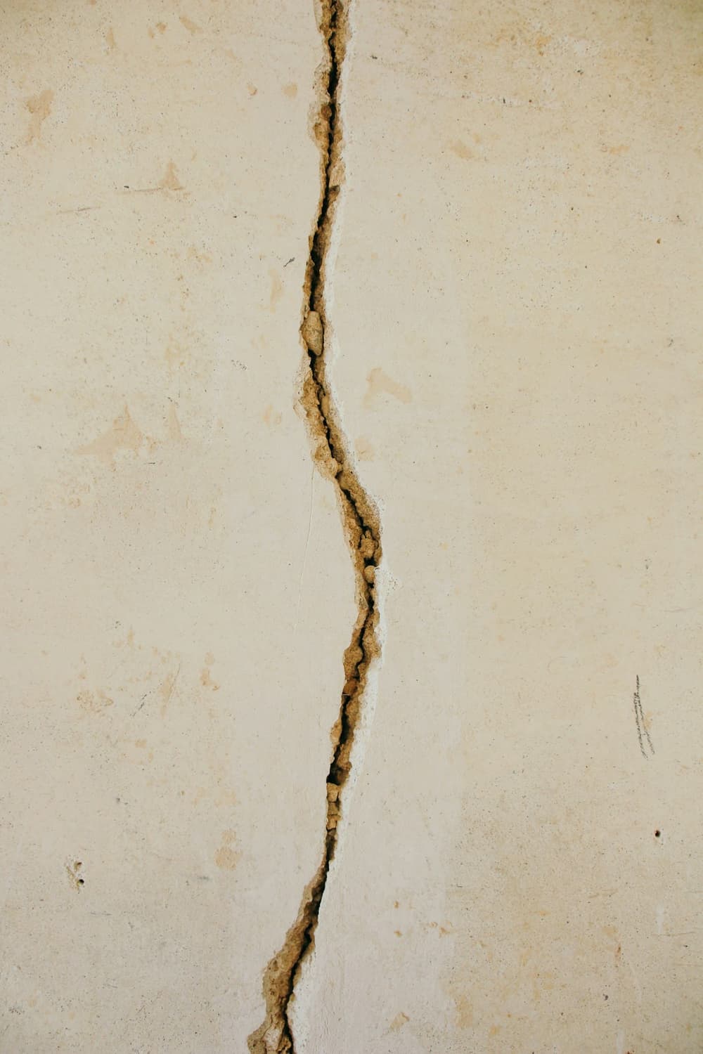 Vertical crack in a concrete wall
